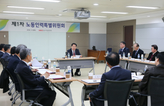 8일 서울 여의도 중소기업중앙회에서 열린 '중기중앙회 제1차 노동인력특별위원회'에서 위원들이 의견을 주고받고 있다.  중기중앙회 제공